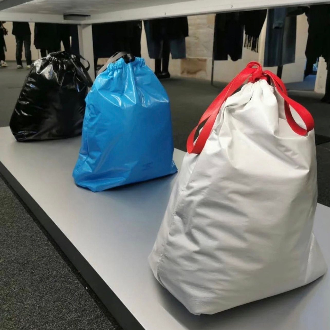 Balenciaga lo hace de nuevo: vende bolsa 'de basura' en más de 36